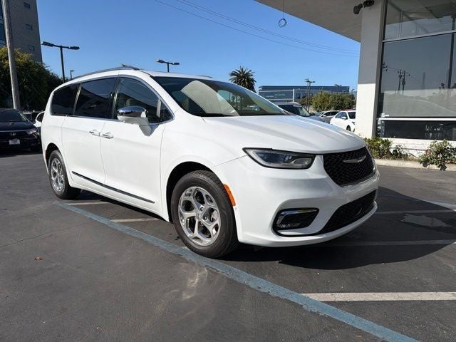 2021 Chrysler Pacifica Limited's photo