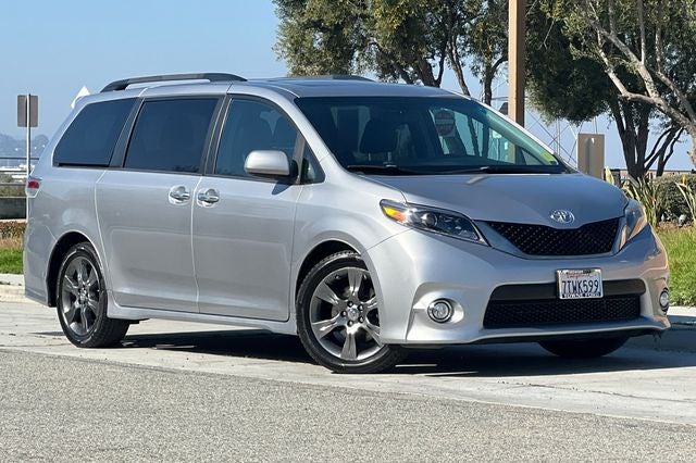 2016 Toyota Sienna SE 8 Passenger