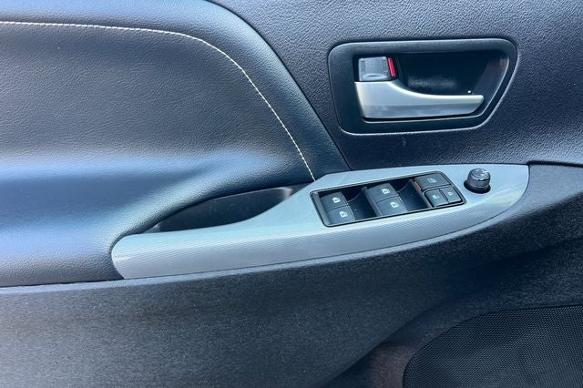 2016 Toyota Sienna SE 8 Passenger