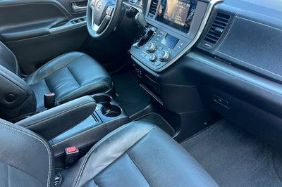 2016 Toyota Sienna SE 8 Passenger
