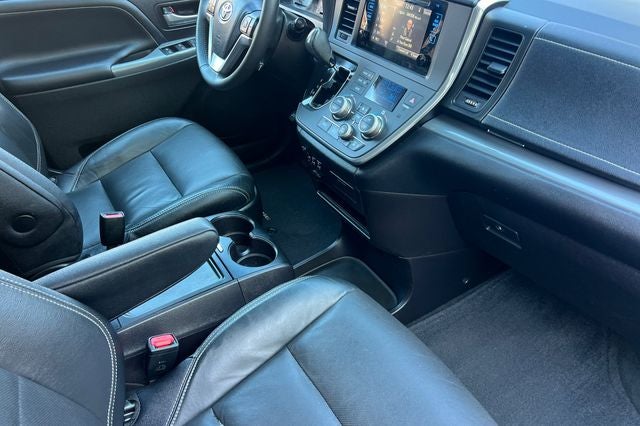 2016 Toyota Sienna SE 8 Passenger