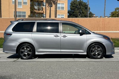 2016 Toyota Sienna SE 8 Passenger