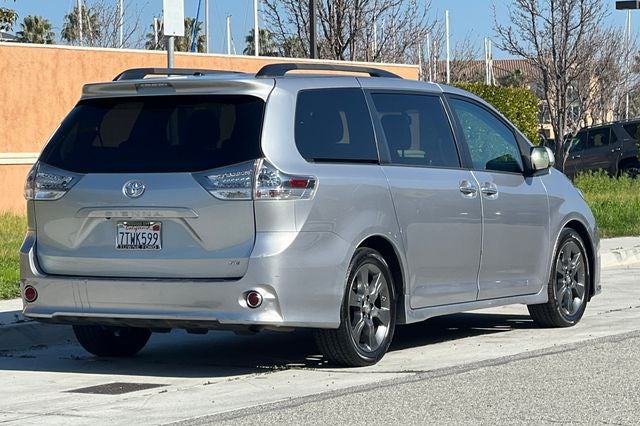 2016 Toyota Sienna SE 8 Passenger