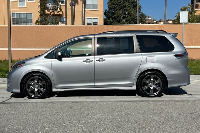 2016 Toyota Sienna SE 8 Passenger