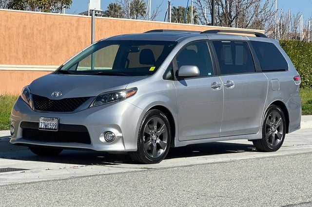 2016 Toyota Sienna SE 8 Passenger